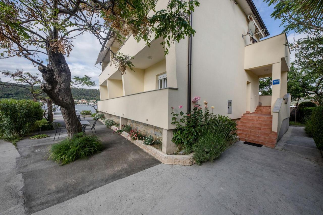 Apartments By The Sea Supetarska Draga - Donja, Rab - 11769 ภายนอก รูปภาพ